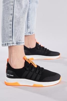 حذاء رياضة برتقالي أسود للجنسين