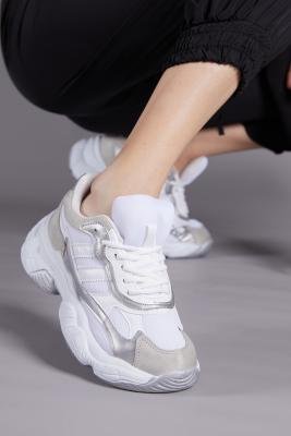 حذاء رياضة رمادي أبيض نسائي